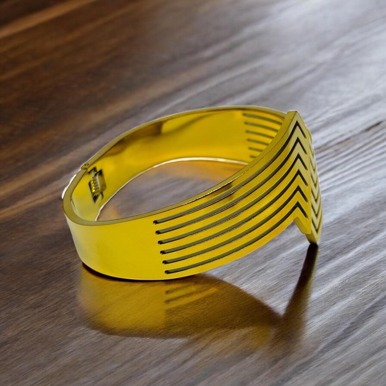 CHEVRON CUTOUT GOLD BRACELET