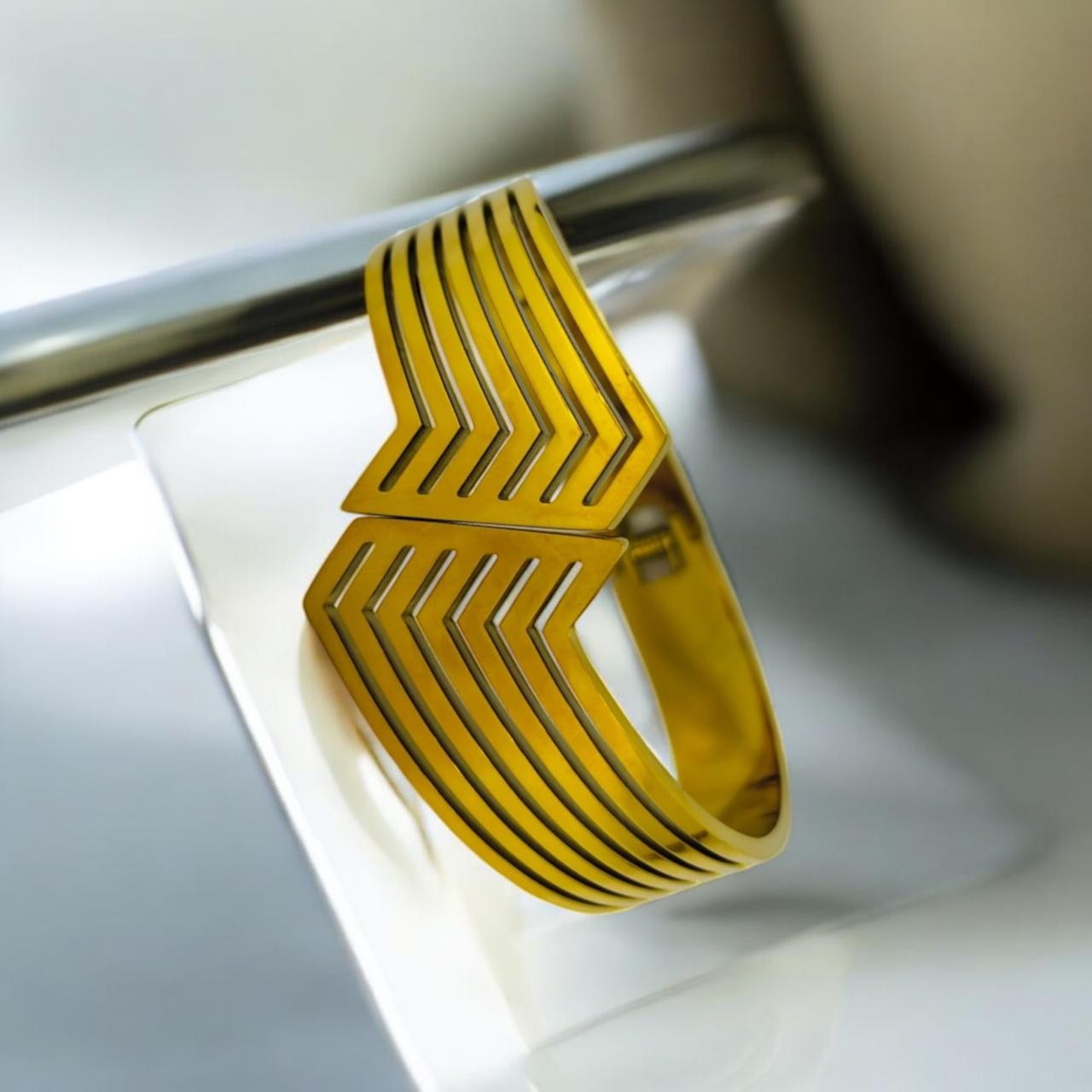 CHEVRON CUTOUT GOLD BRACELET