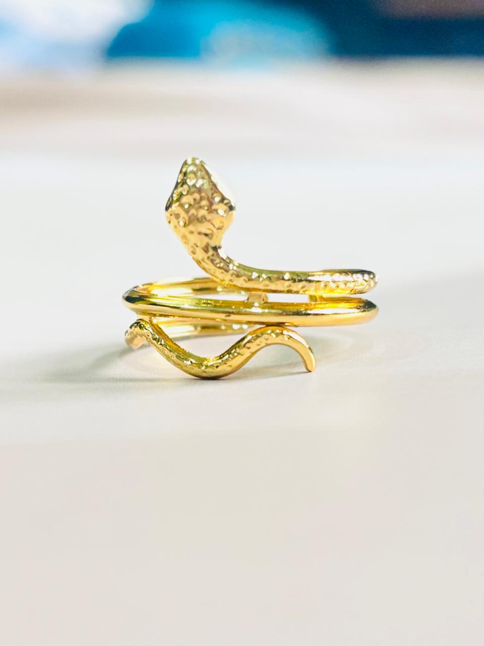 GOLDEN REGAL COIL RING