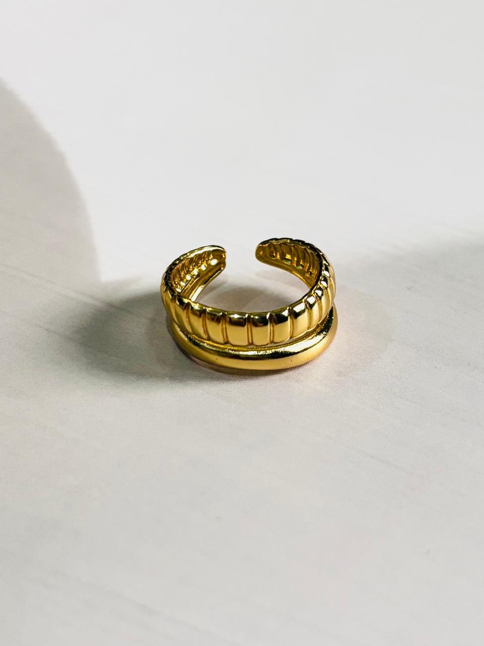 GOLDEN SLEEK TWIST RING