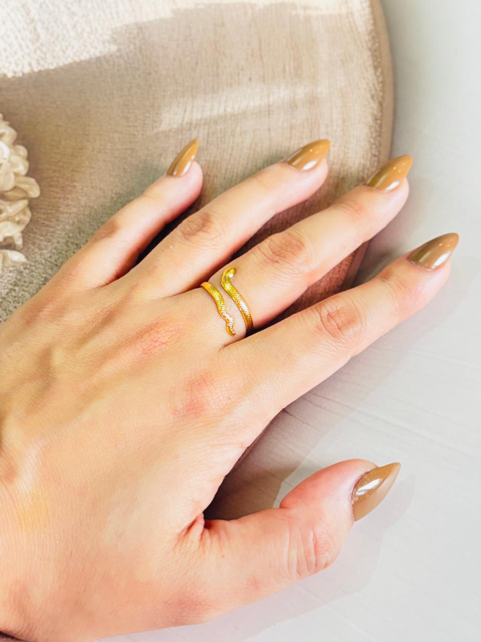 GOLDEN SLITHER TWIST RING