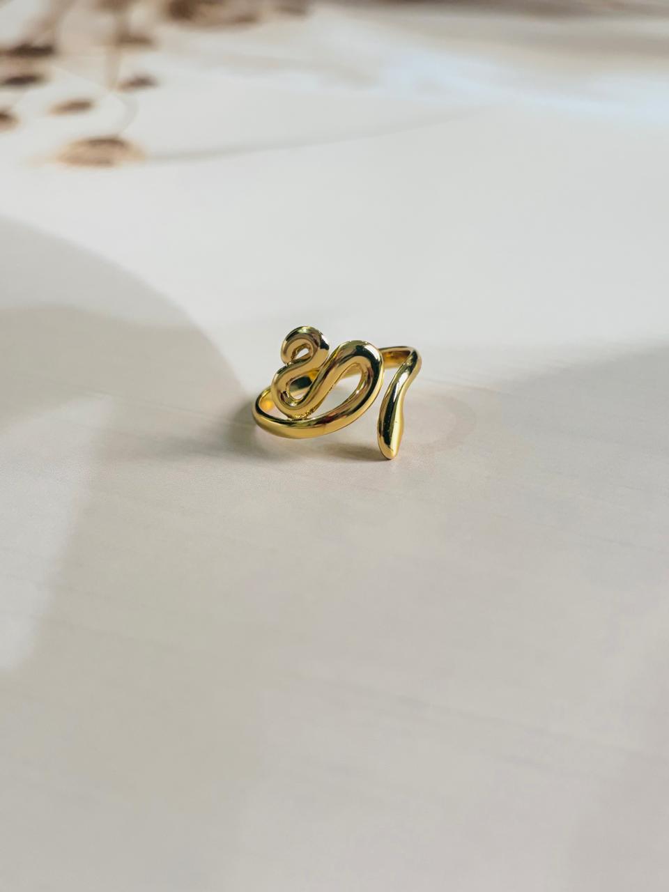 GOLDEN SPIRAL FANG RING