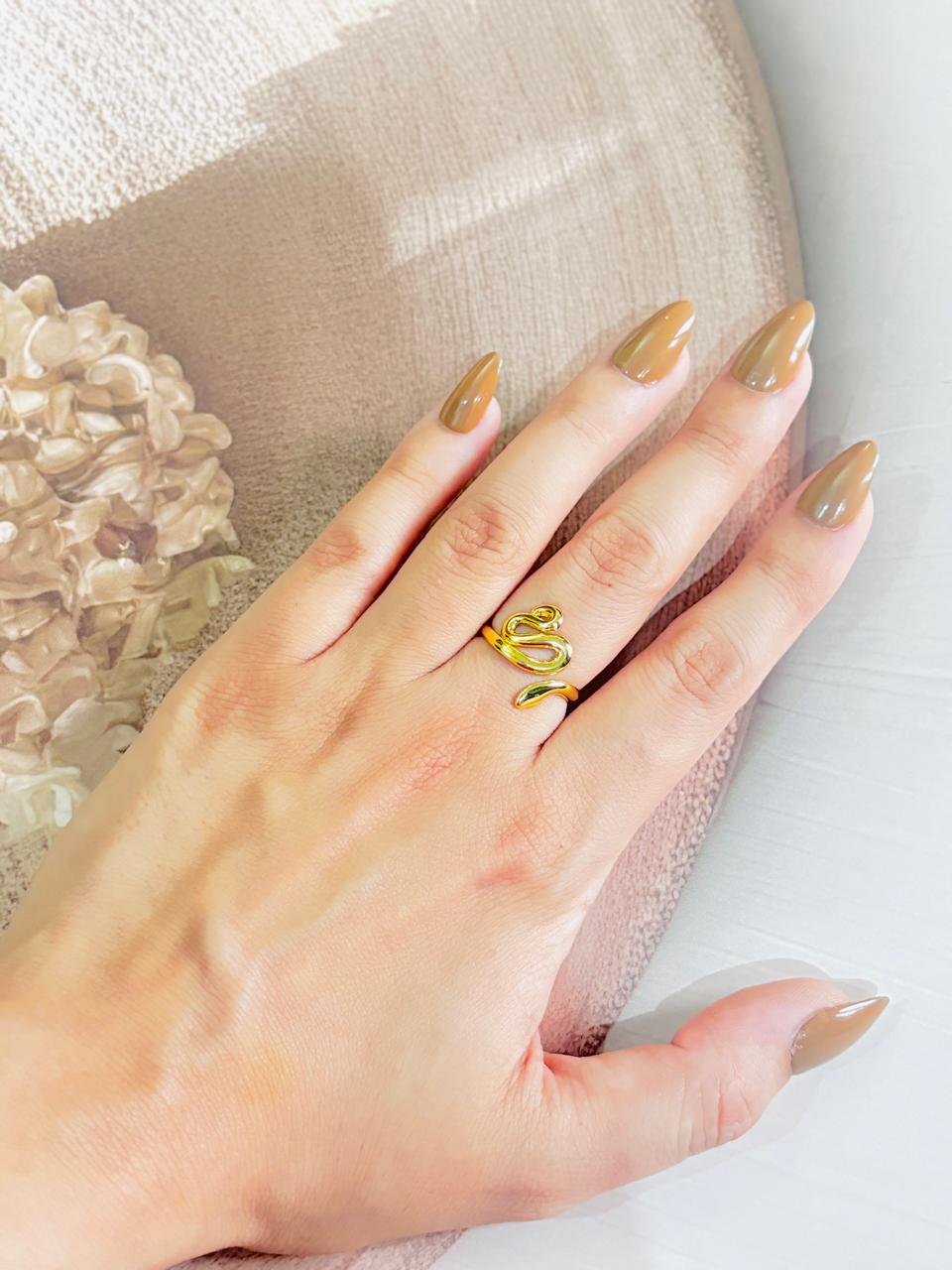 GOLDEN SPIRAL FANG RING