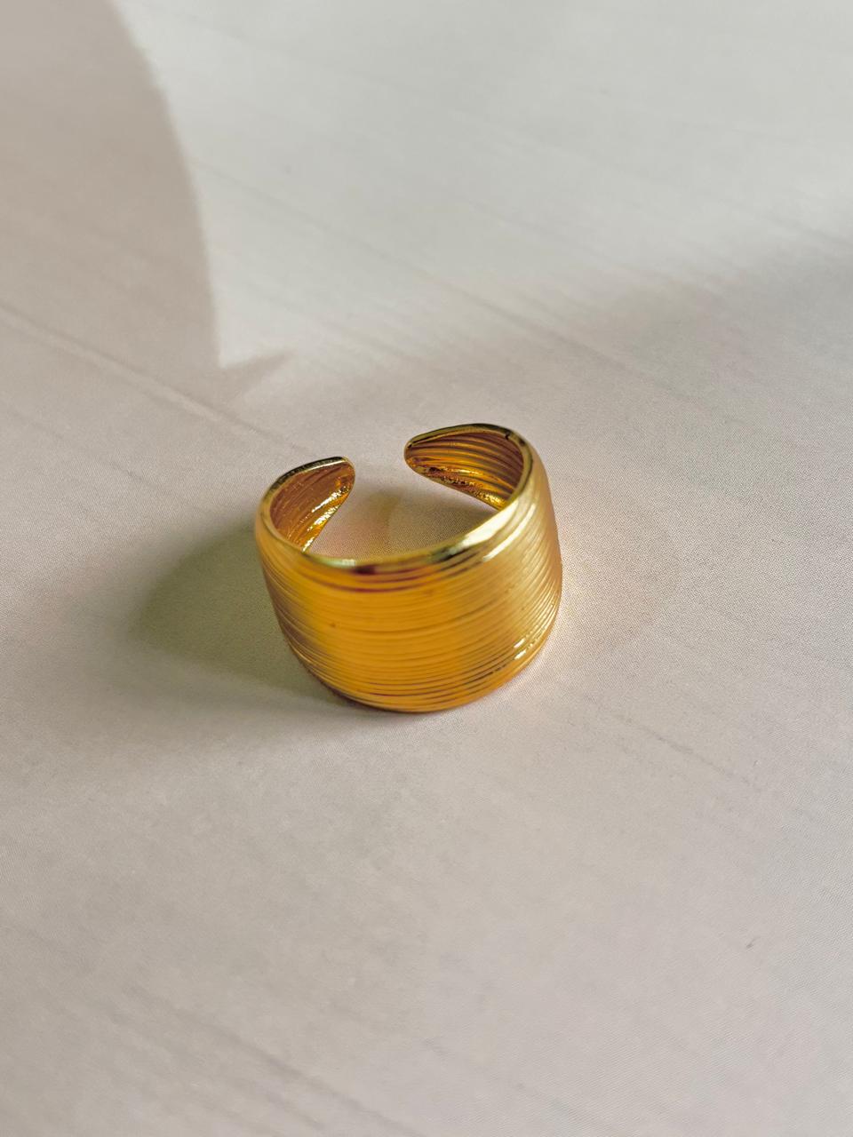 GOLDEN WHISPER RING