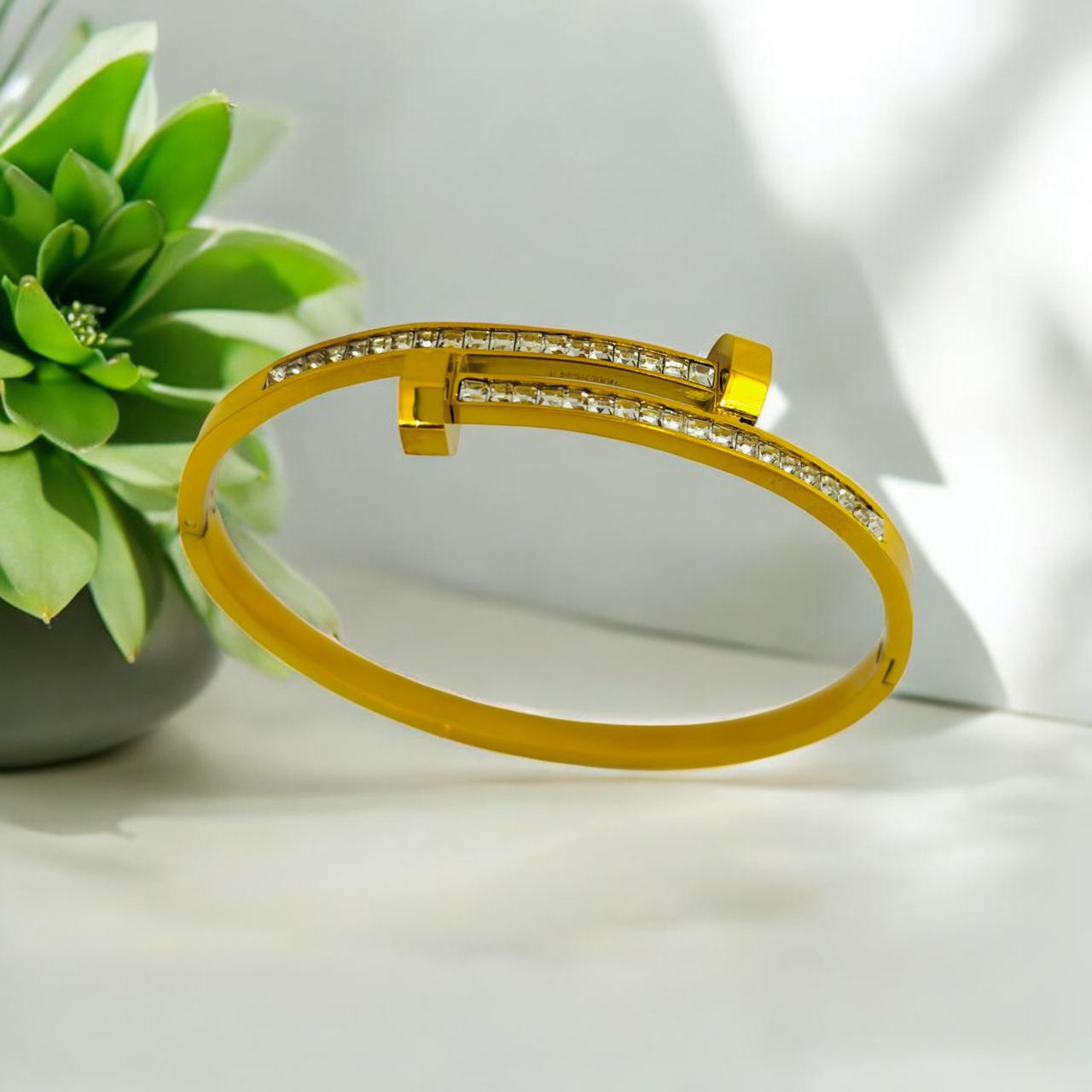 T-BAR CRYSTAL CLASP BRACELET