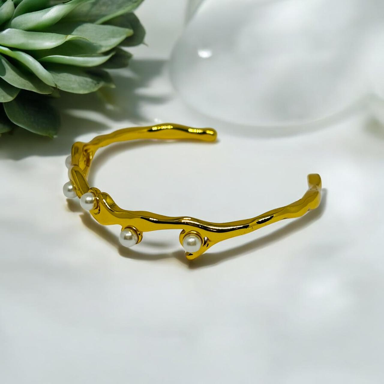 WAVY PEARL OPEN BRACELET