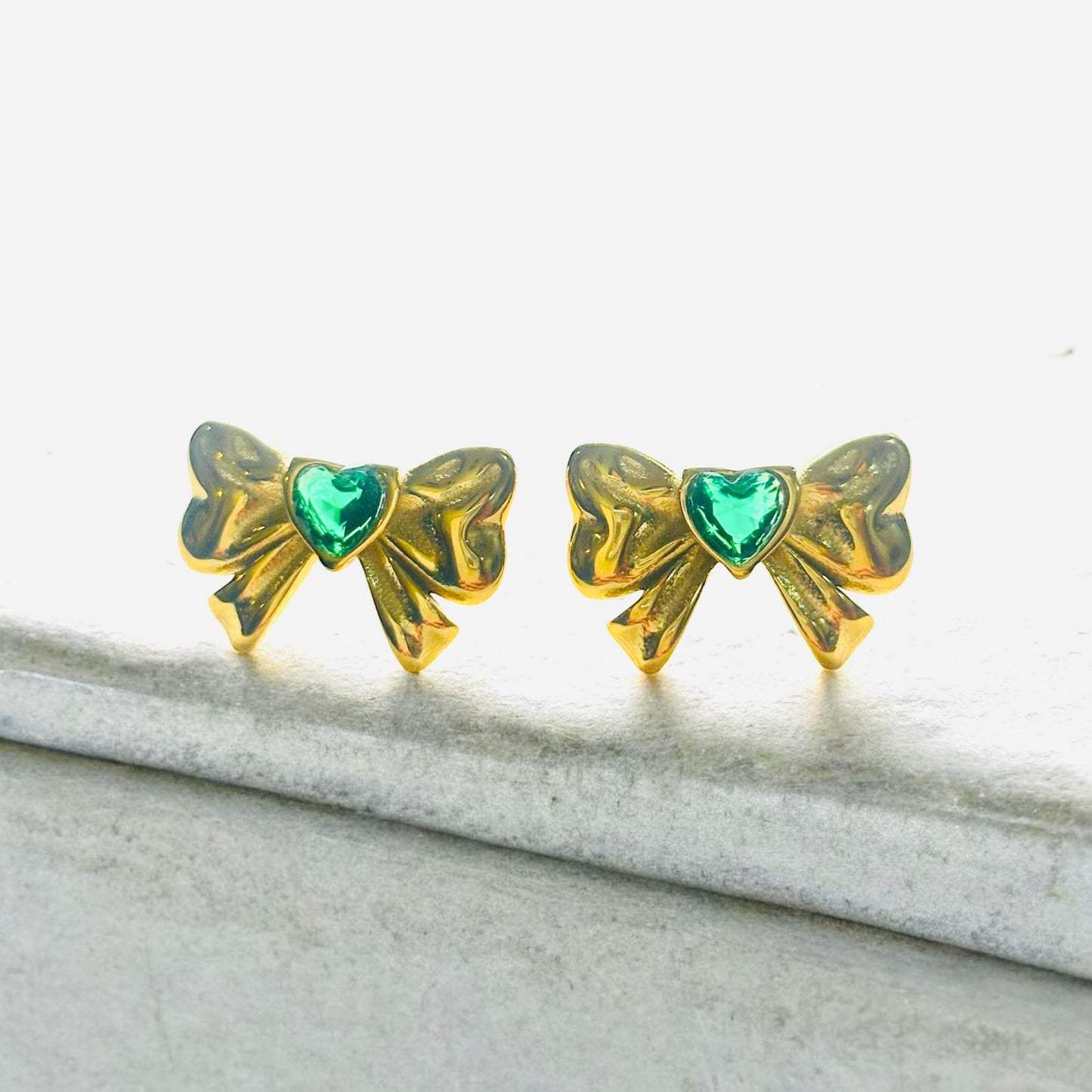 EMERALD BOWTIQUE STUDS EARRINGS