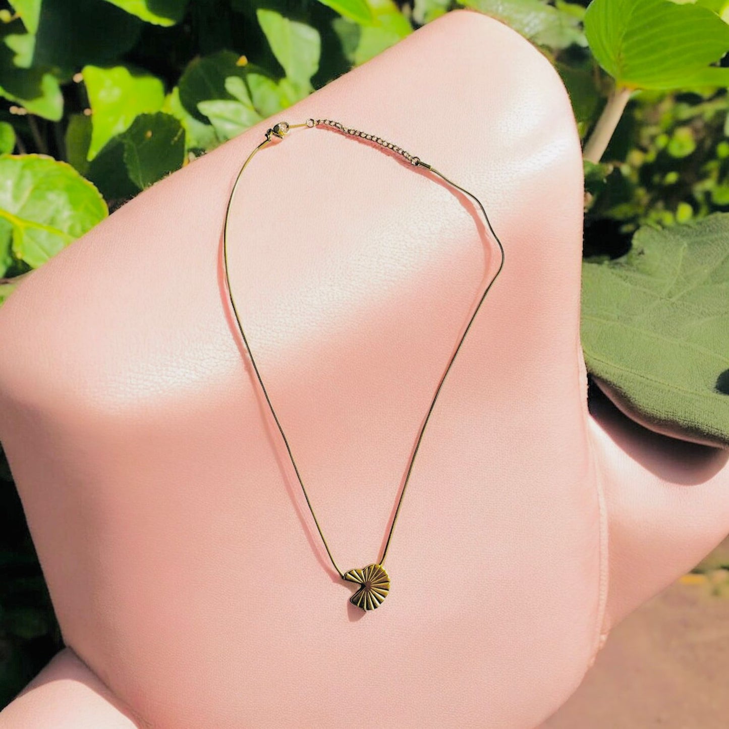GOLDEN FAN HEART NECKLACE