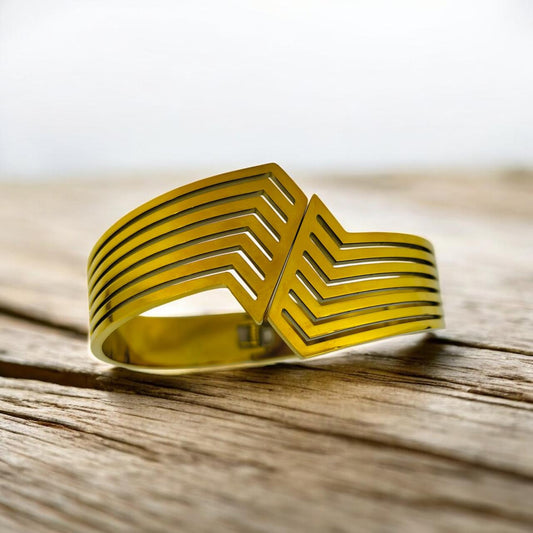 CHEVRON CUTOUT GOLD BRACELET