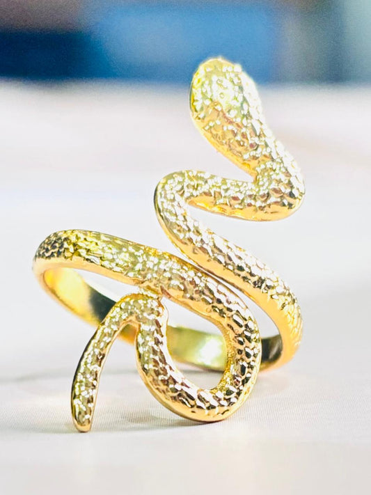 GOLDEN COBRA RING
