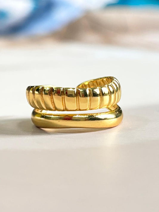 GOLDEN SLEEK TWIST RING