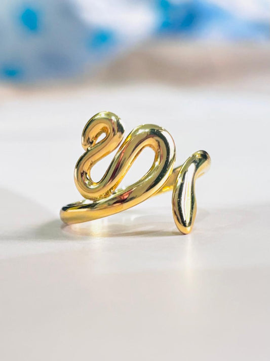 GOLDEN SPIRAL FANG RING