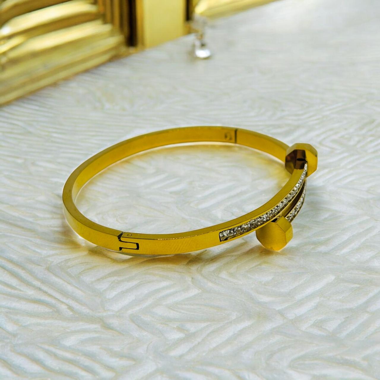T-BAR CRYSTAL CLASP BRACELET