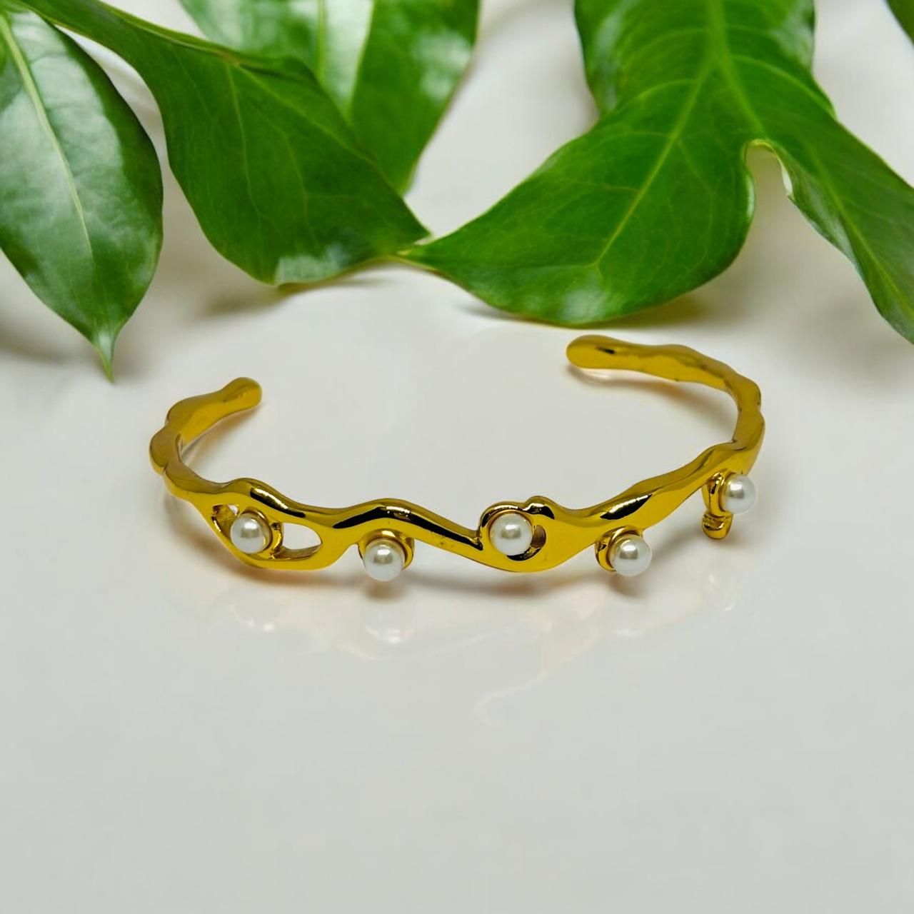 WAVY PEARL OPEN BRACELET