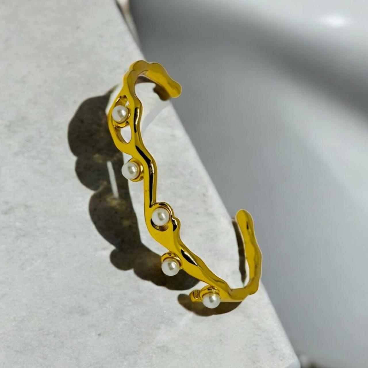WAVY PEARL OPEN BRACELET