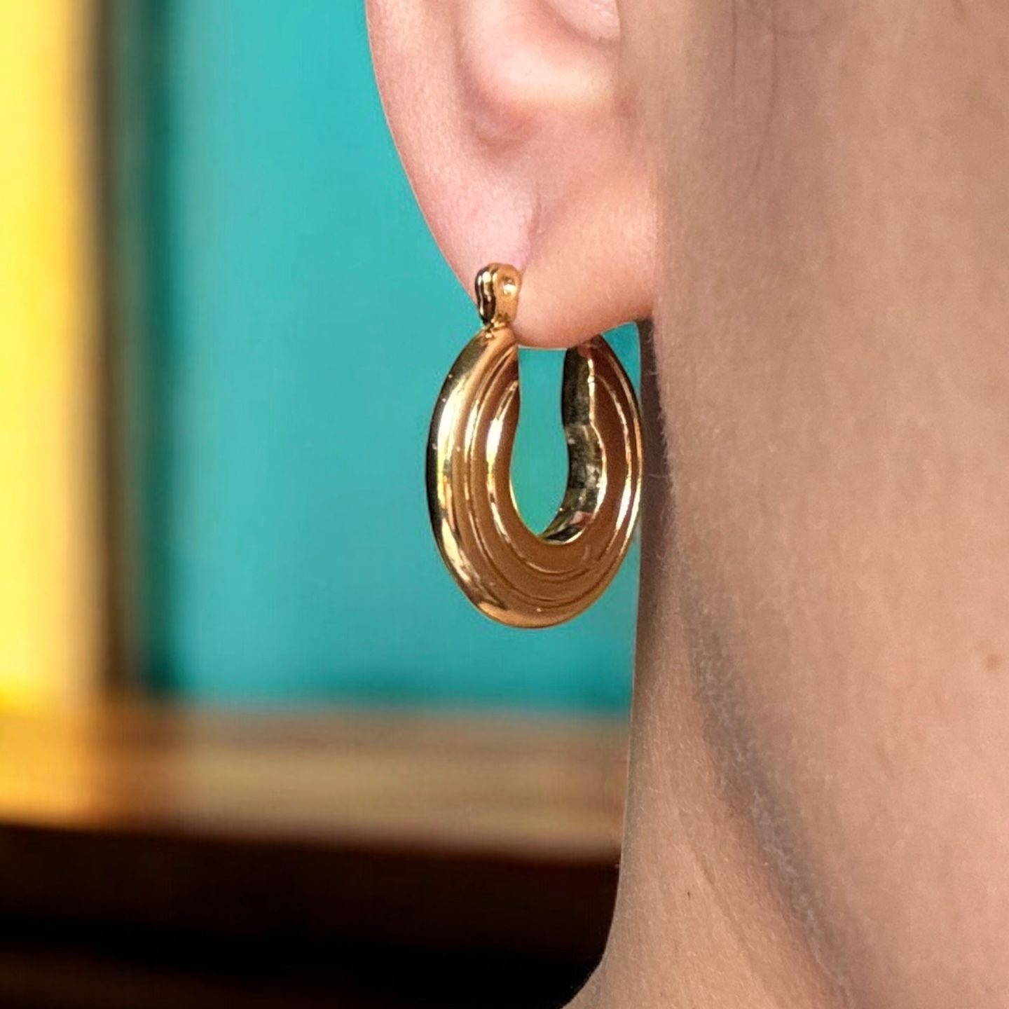GOLDEN EMBRACE HOOPS EARRINGS