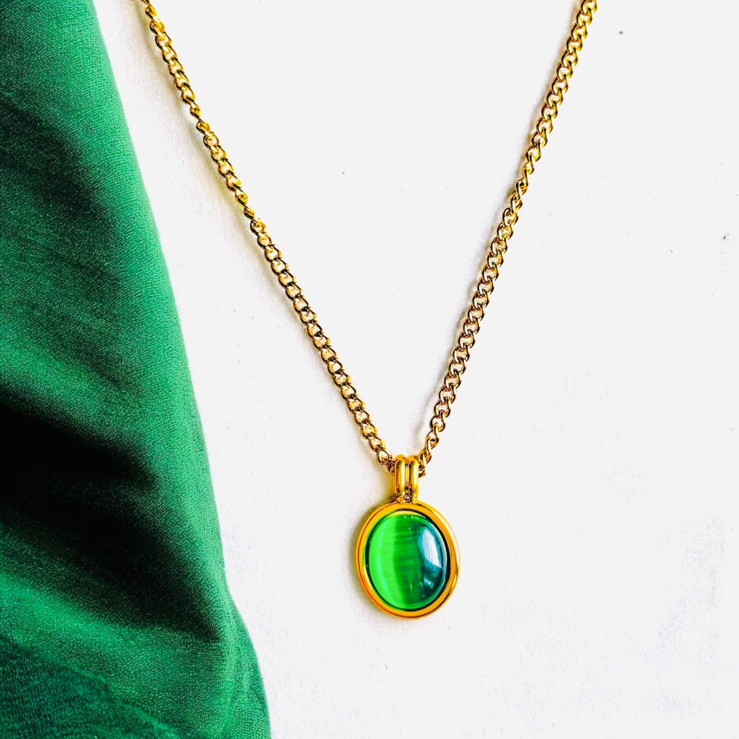 EMERALD GLOW PENDANT NECKLACE