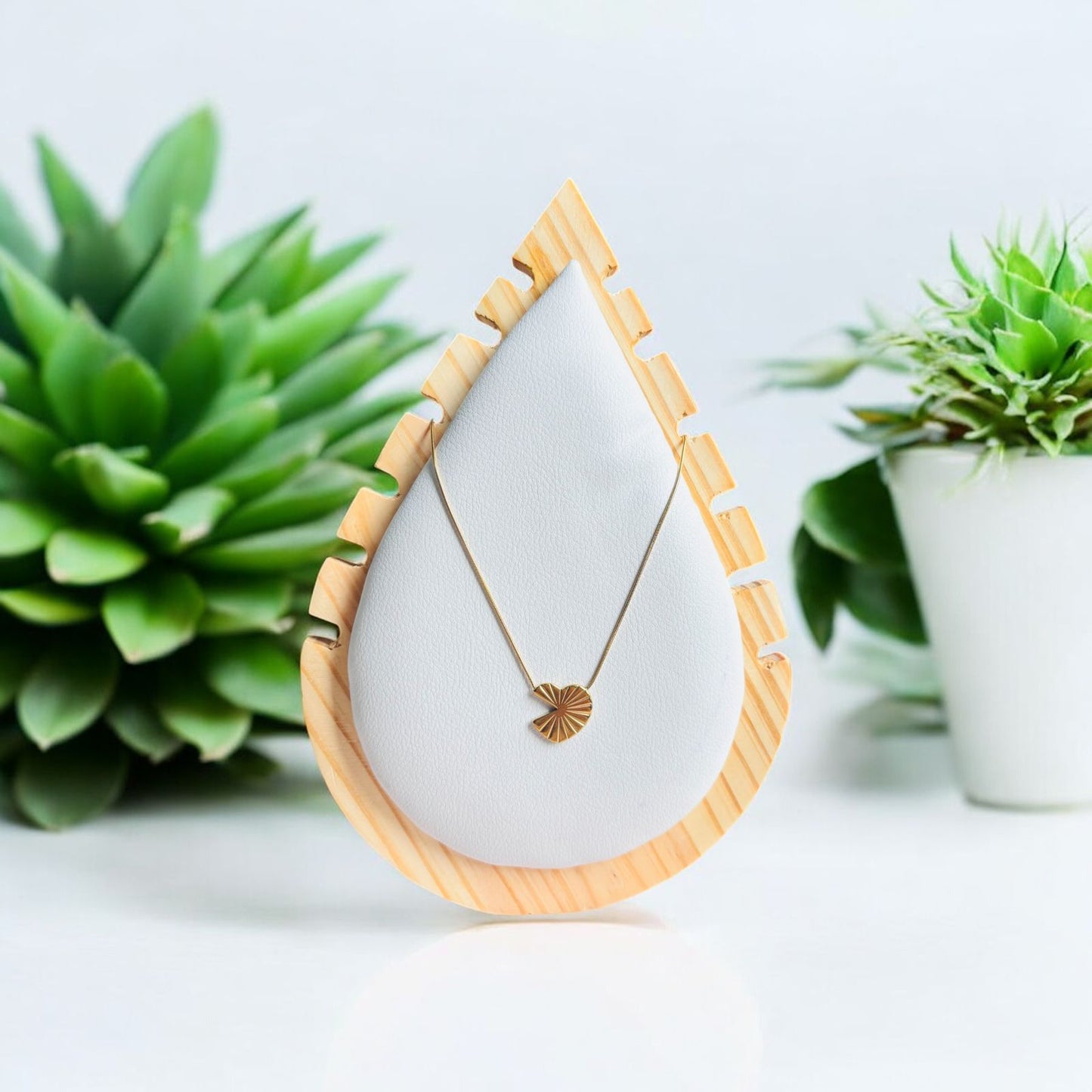 GOLDEN FAN HEART NECKLACE