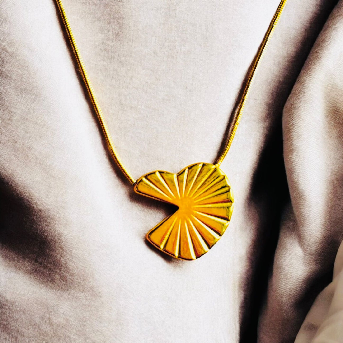GOLDEN FAN HEART NECKLACE