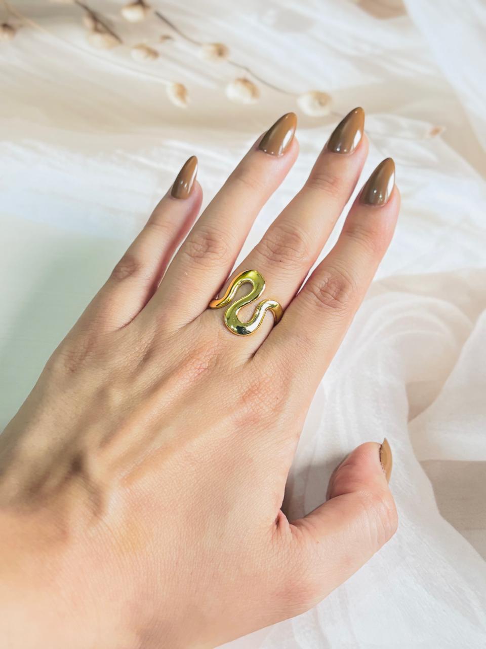 GOLDEN WAVE LOOP RING